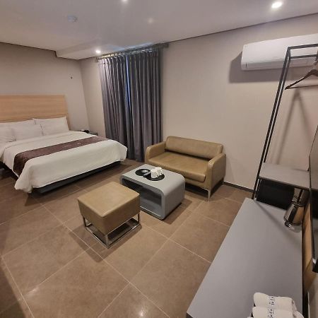 Yeoubi Hotel Jinju Bagian luar foto