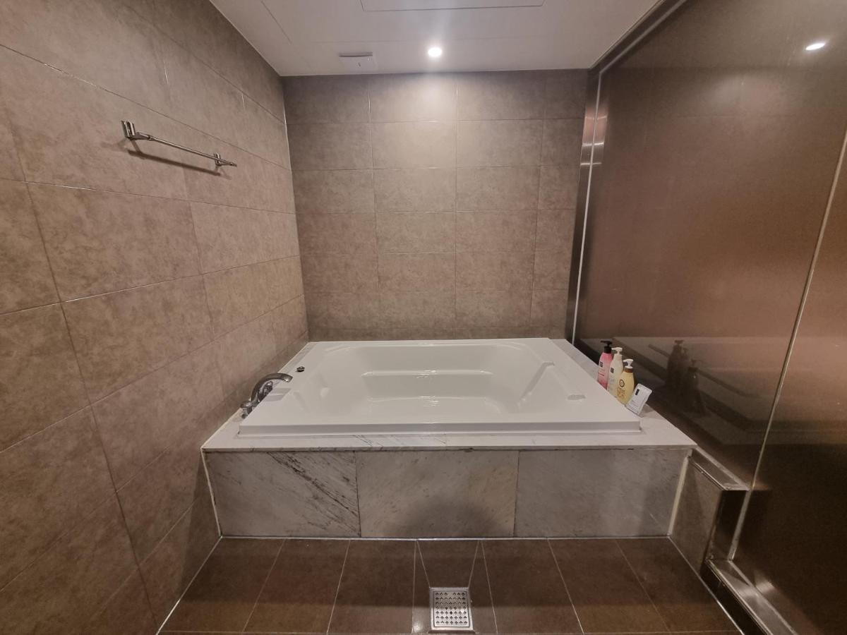 Yeoubi Hotel Jinju Bagian luar foto